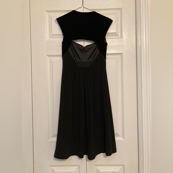 Black Velvet Empire Waist Keyhole Back Dress, Laundry by Shelli Segal - Picture 5 of 7